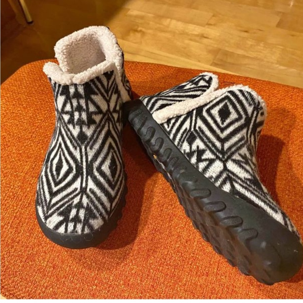 Geo Black and White ankle booties B-moc Bogs